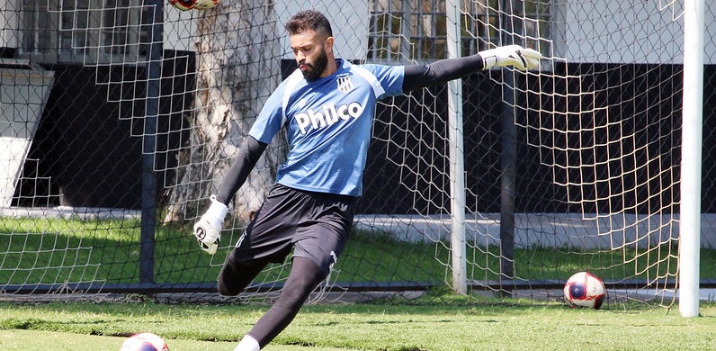 Goleiro da Ponte Preta relata dificuldade de respirar na volta aos treinamentos após quarentena