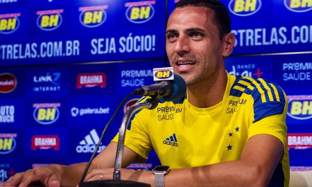 Em apresentação, Rômulo destaca papel de Fábio em acerto: 'tivemos uma conversa e eu me coloquei disponível para voltar ao Cruzeiro'