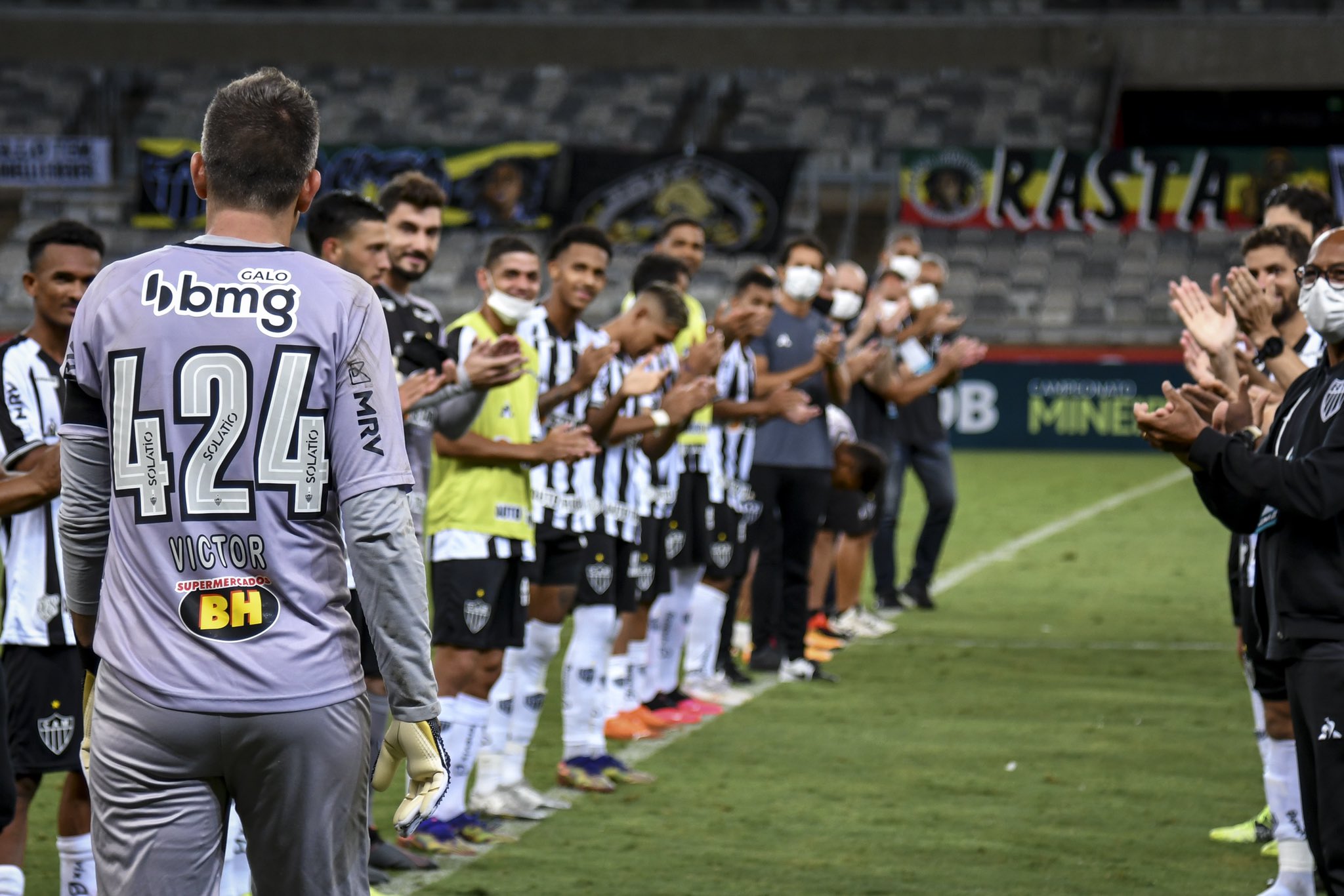 Victor encerra ciclo vitorioso no Mineirão sem sofrer gols e com as mãos eternizadas no estádio: 'Nosso salão de festas'