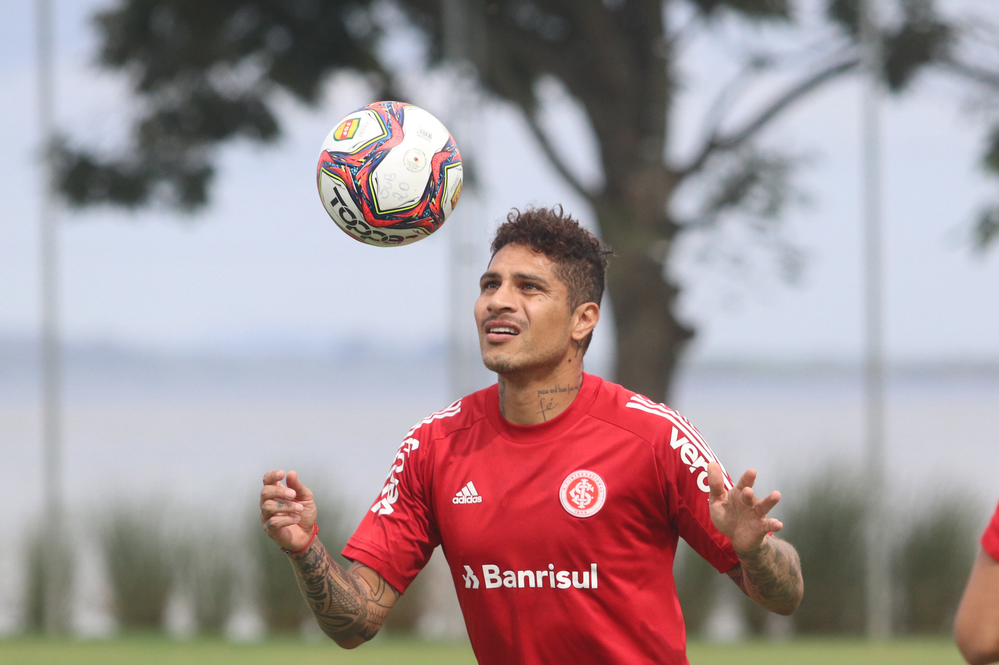 Um mês após vice da Copa do Brasil, Guerrero recebe prêmios de artilheiro e melhor  jogador