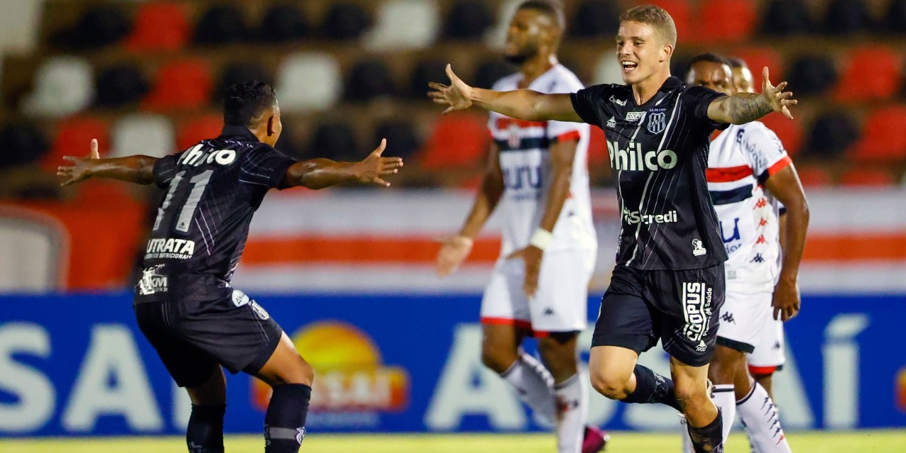 Léo Naldi vibra com titularidade e primeiro gol no profissional da Ponte Preta