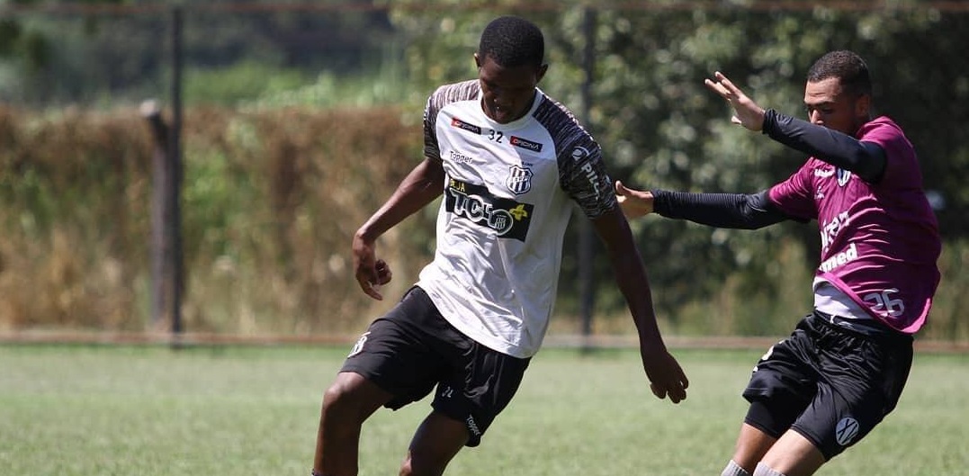 Zagueiro de 16 anos assina contrato profissional com a Ponte Preta