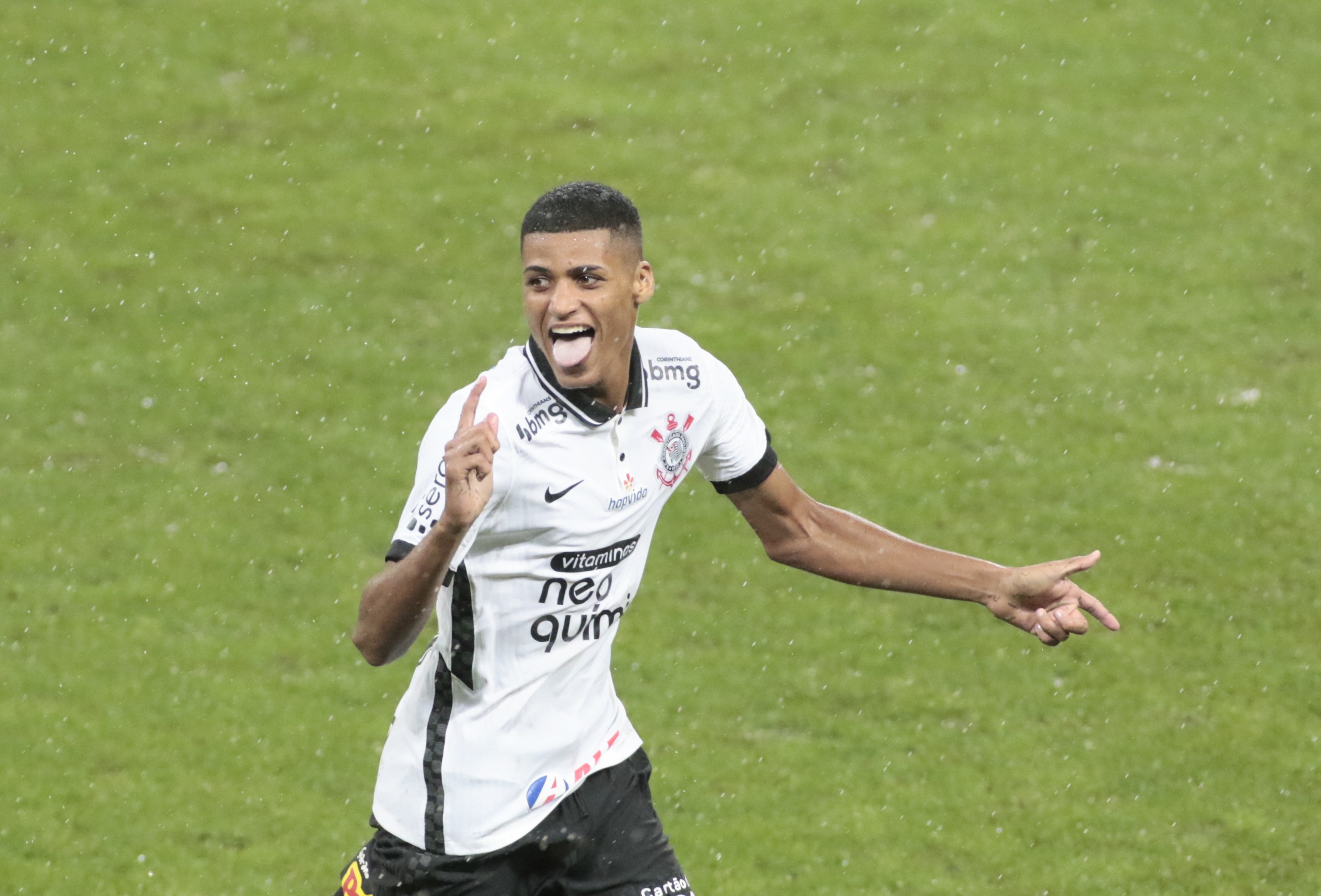 Rodrigo Varanda mostra personalidade ao falar sobre disputa de títulos com o Corinthians