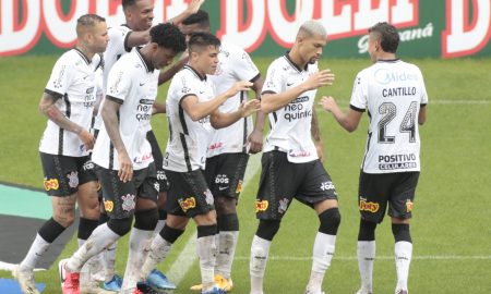 Jogadores do Corinthians comemoram gol em jogo contra a Ponte Preta