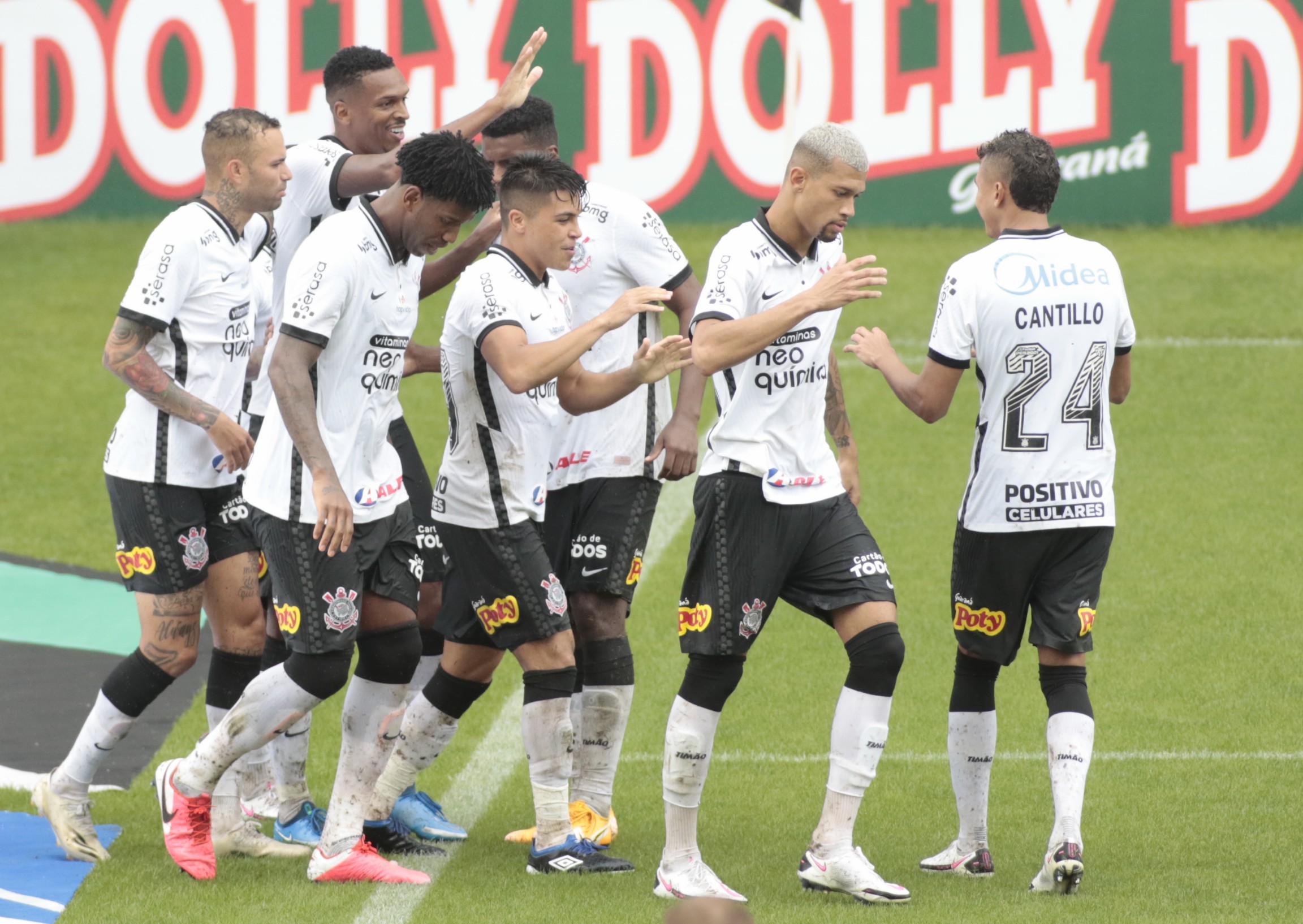 Jogadores do Corinthians comemoram gol em jogo contra a Ponte Preta
