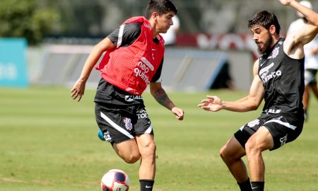 Ángelo Araos e Bruno Méndez disputam bola em treino do Corinthians