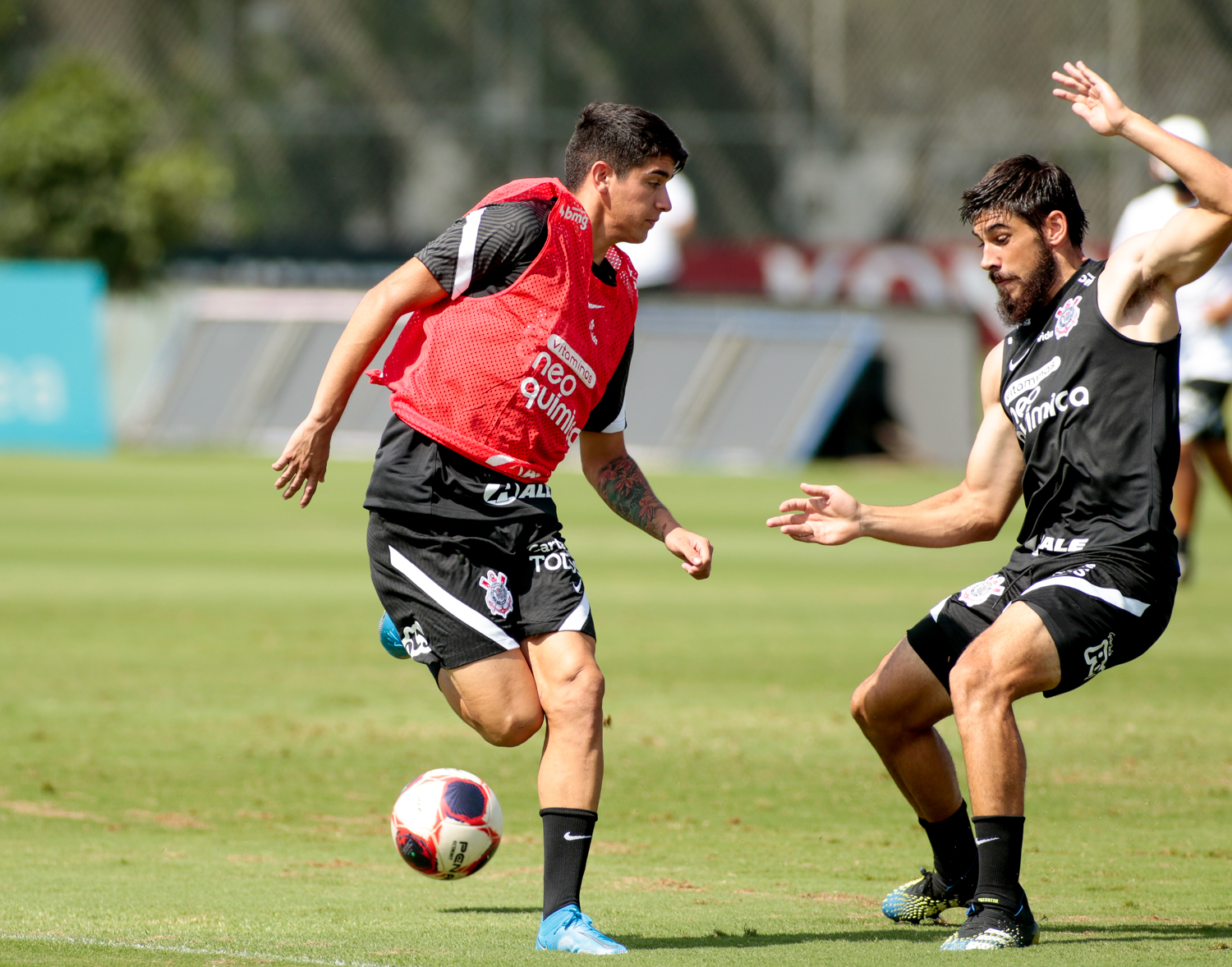 Ángelo Araos e Bruno Méndez disputam bola em treino do Corinthians