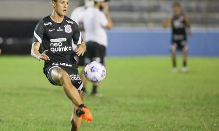 Mateus Vital treinando pelo Corinthians