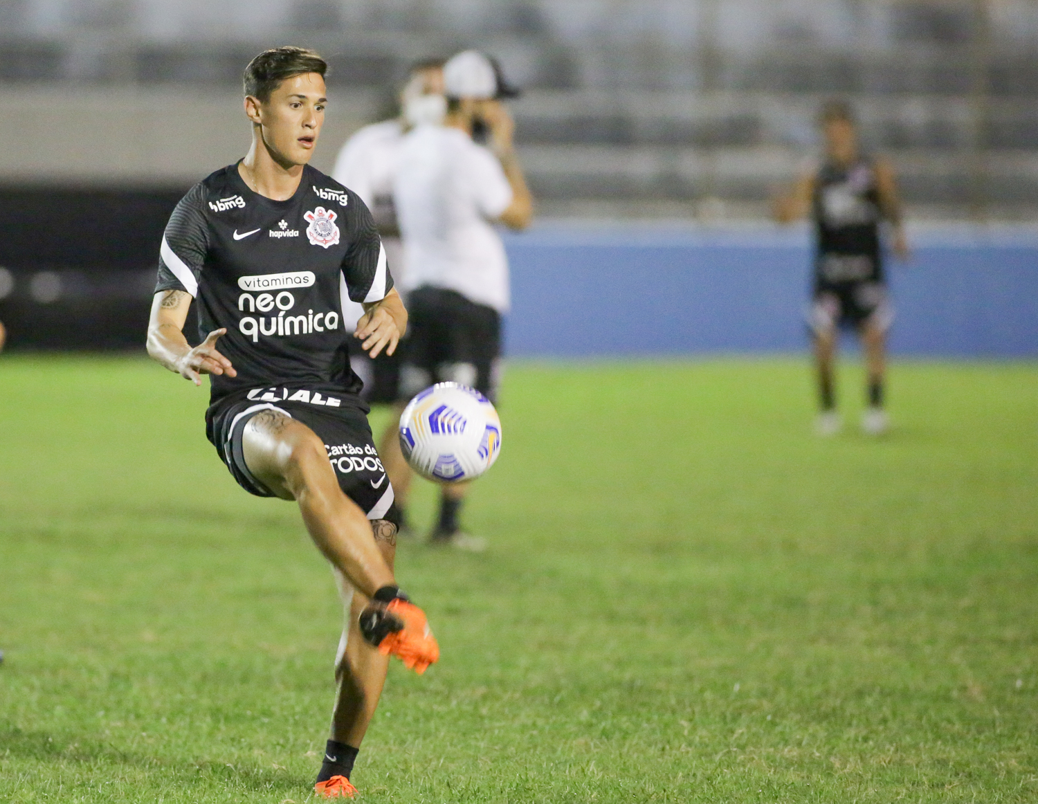 Mateus Vital treinando pelo Corinthians