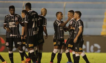 Corinthians comemora gol contra o Salgueiro