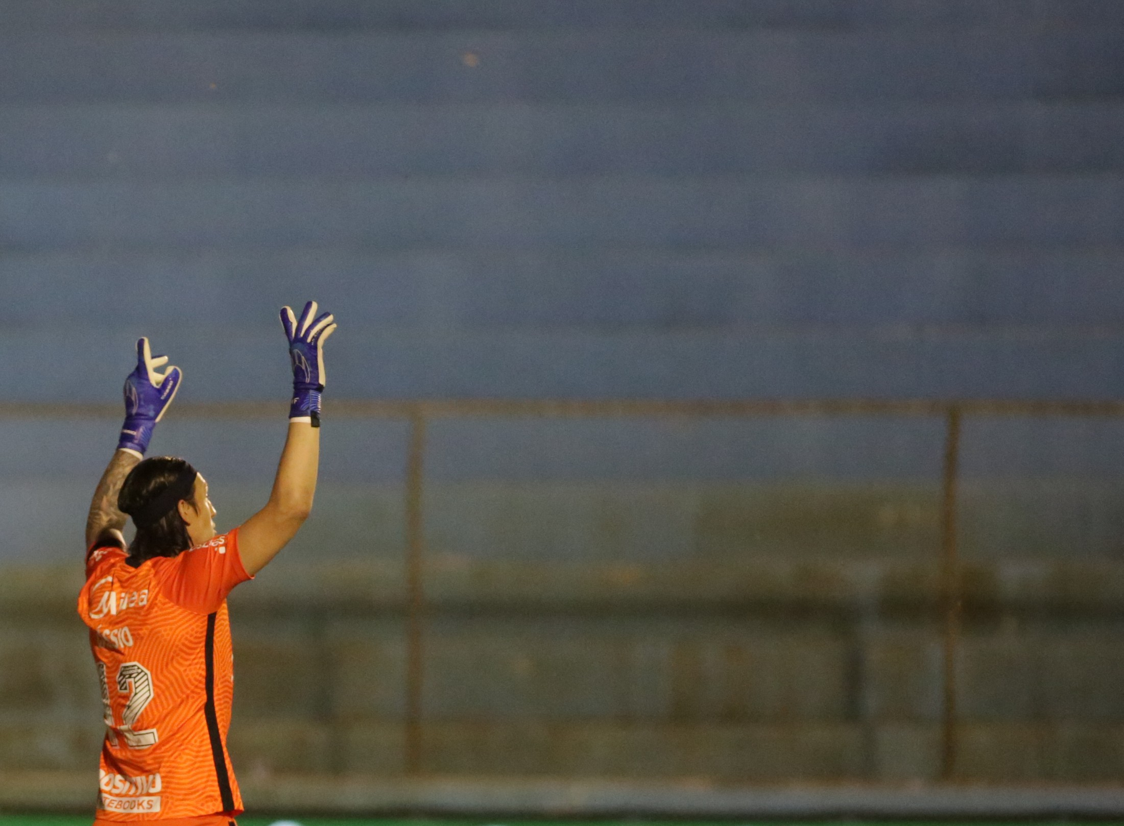 Cássio comemora classificação pela Copa do Brasil antes de jogo em Volta Redonda