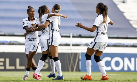 Corinthians Feminino comemora gol contra a Universidad de Chile