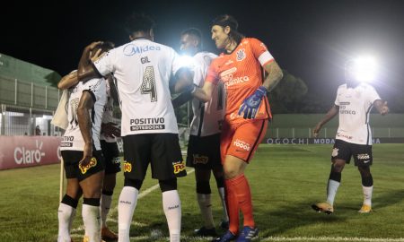 Jogadores do Corinthians comemoram classificação e invencibilidade