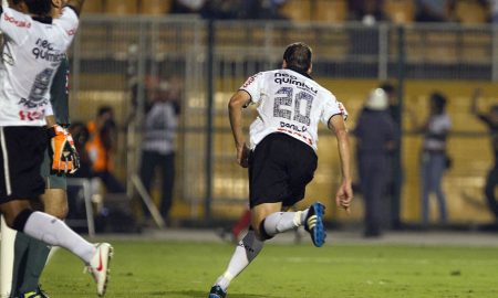Danilo comemora gol na vitória do Corinthians diante do Cruz Azul-MEX
