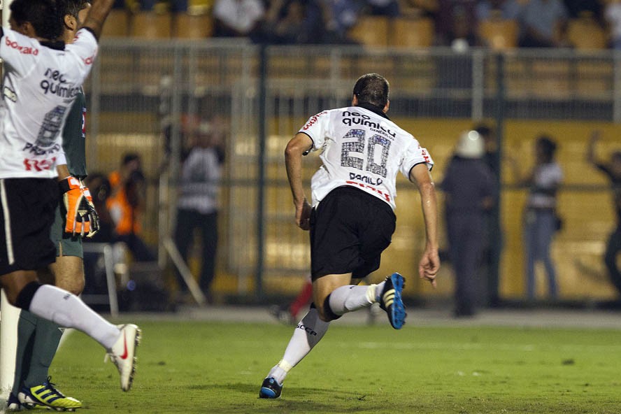 Danilo comemora gol na vitória do Corinthians diante do Cruz Azul-MEX