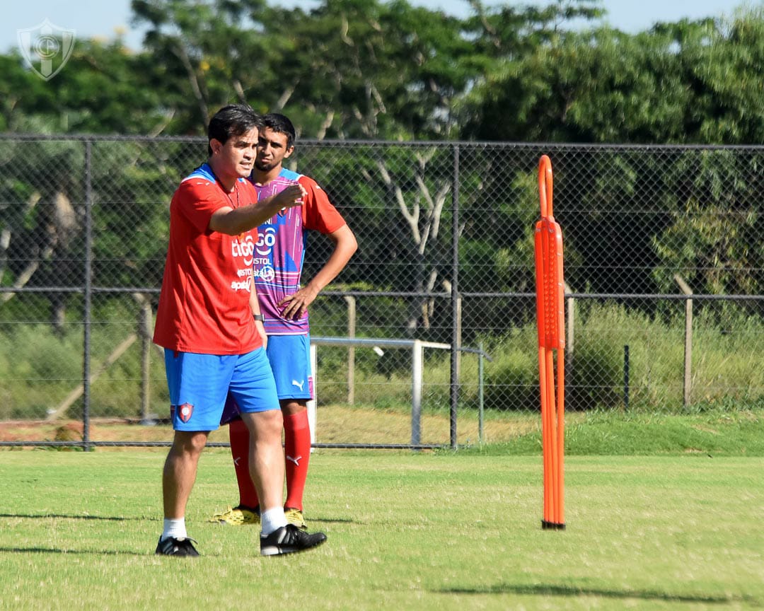 Diego Gavilán comandando treinamento no Cerro Porteño