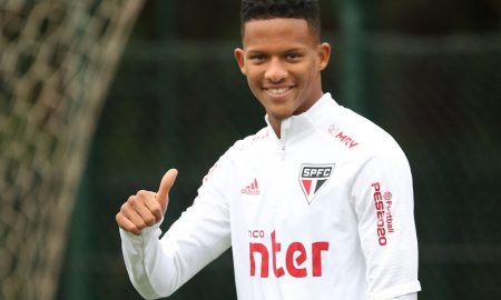 Com desfalque na zaga, Rodrigo Freitas pode fazer seu segundo jogo no profissional pelo São Paulo