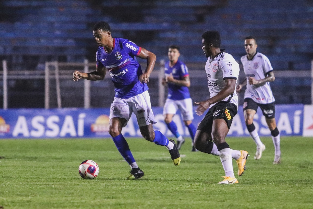 Carlinhos passa por Bruno Méndez e Jemerson em jogo entre Corinthians e São Caetano - FOTO: LEONARDO LIMA / ADSC