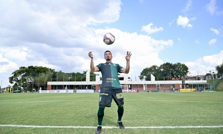 Juninho Valoura é apresentado, fala sobre reencontros com Lisca e América e se coloca a disposição para jogar