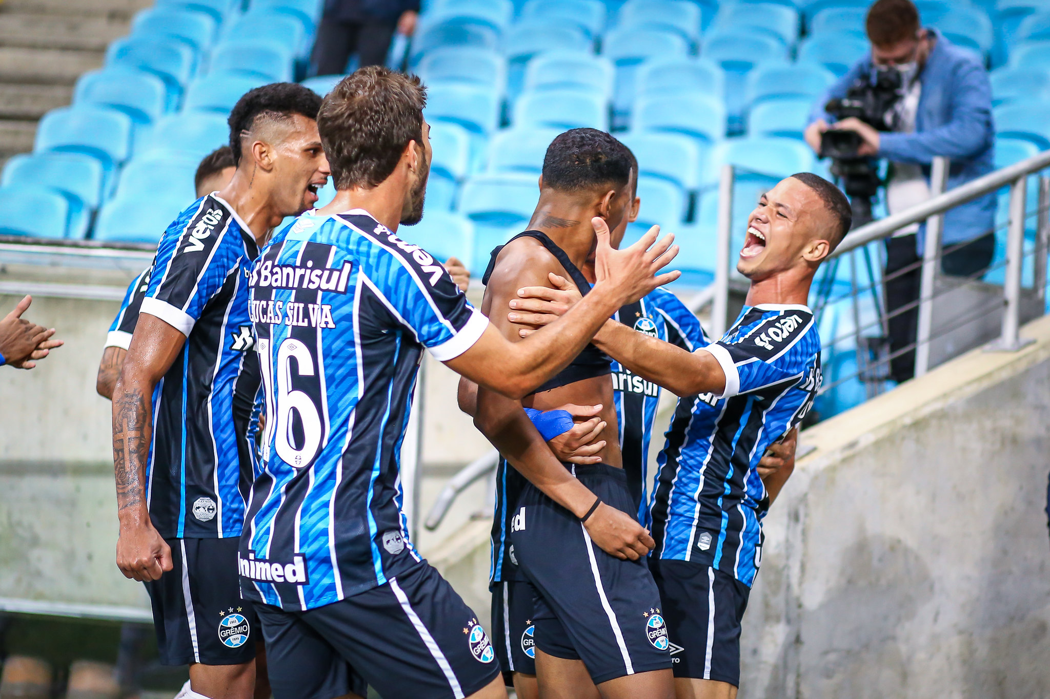 Grêmio vence Inter e se aproxima da final do Campeonato Gaúcho