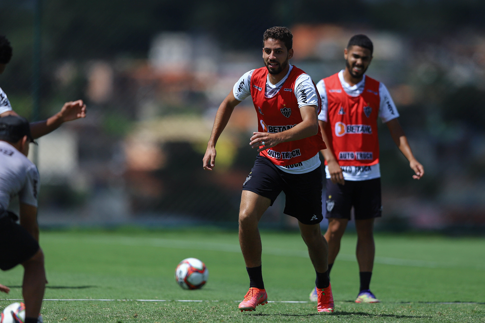 Gabriel cita Cuca como 'Paizão' e alivia críticas à defesa: 'Não é só goleiro ou zagueiros'