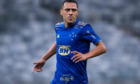 Ainda sem ser titular, Rômulo deixa excelente impressão em retorno ao Cruzeiro