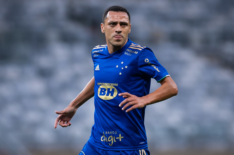 Ainda sem ser titular, Rômulo deixa excelente impressão em retorno ao Cruzeiro