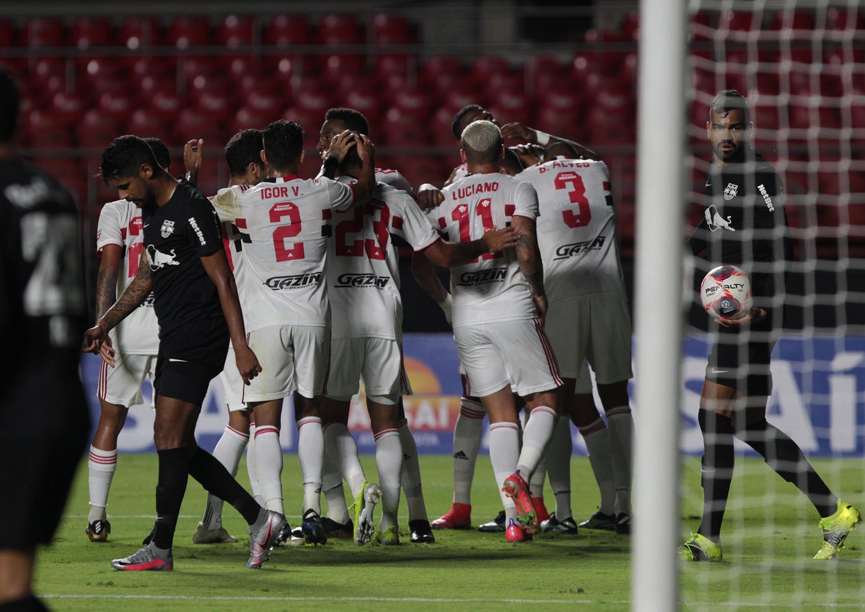 Miranda pode estrear com o São Paulo