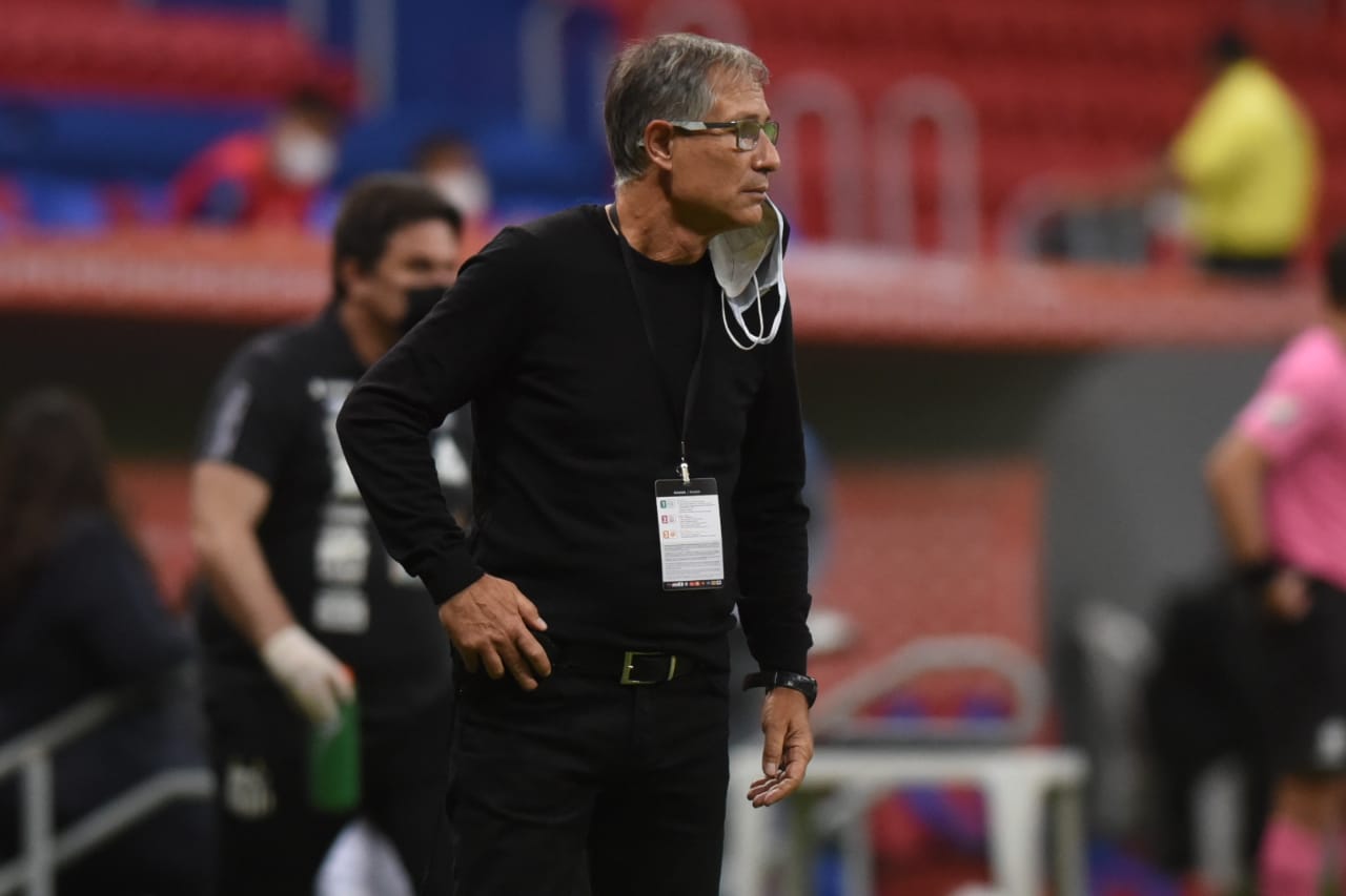 Técnico Ariel Holan pede demissão do comando do Santos