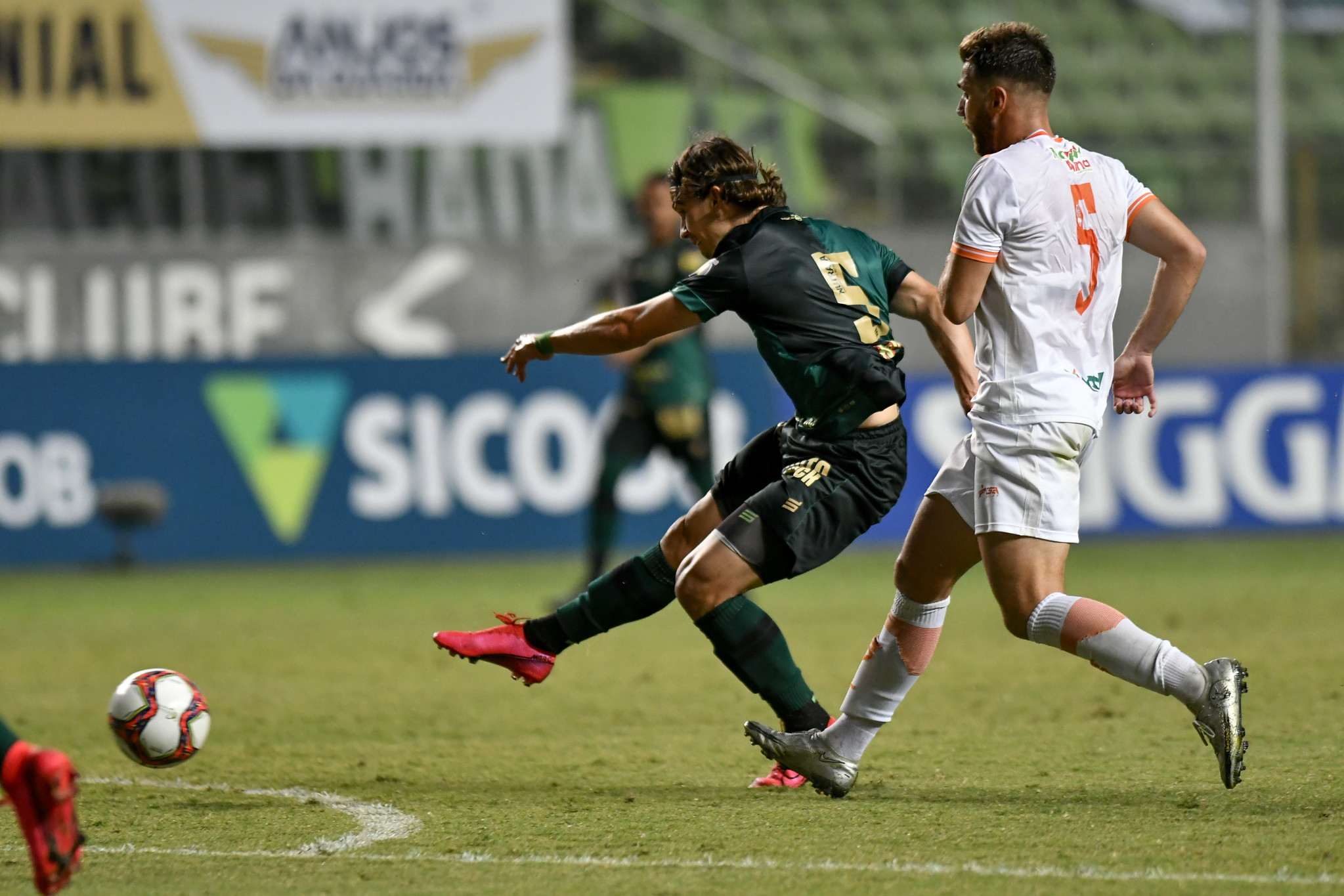 Zé Ricardo volta a marcar pelo América-MG e brinca: 'Não pode fazer muito gol, senão vai para Europa rápido'