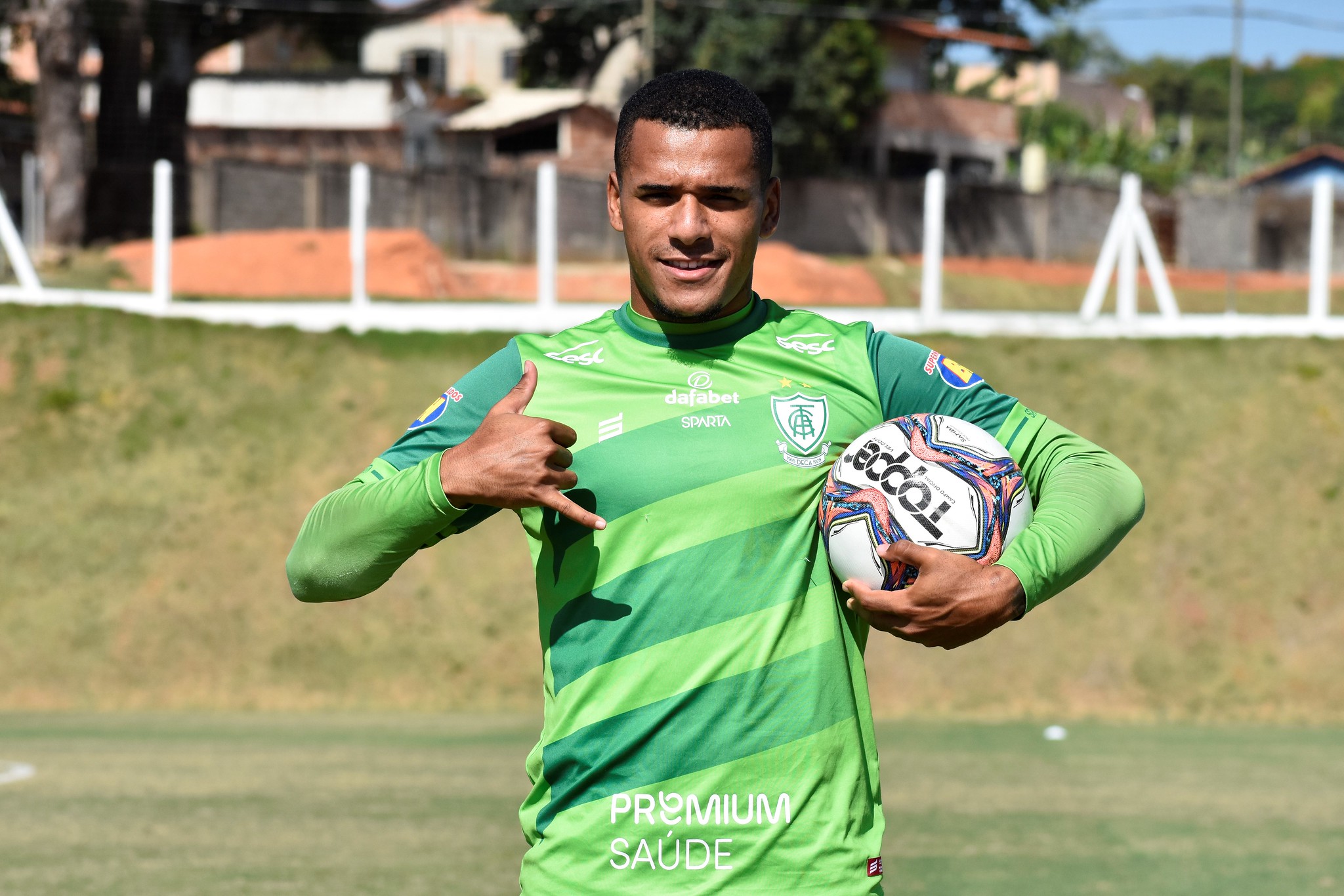 Sabino renova contrato com América-MG; jogador fará parte do Elenco para Série A