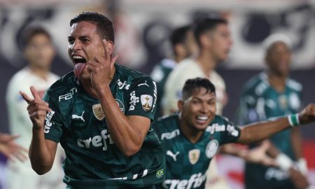 Renan comemorando primeiro gol pelo Palmeiras