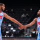 Kyrie e Aldridge na vitória dos Nets na rodada da NBA.