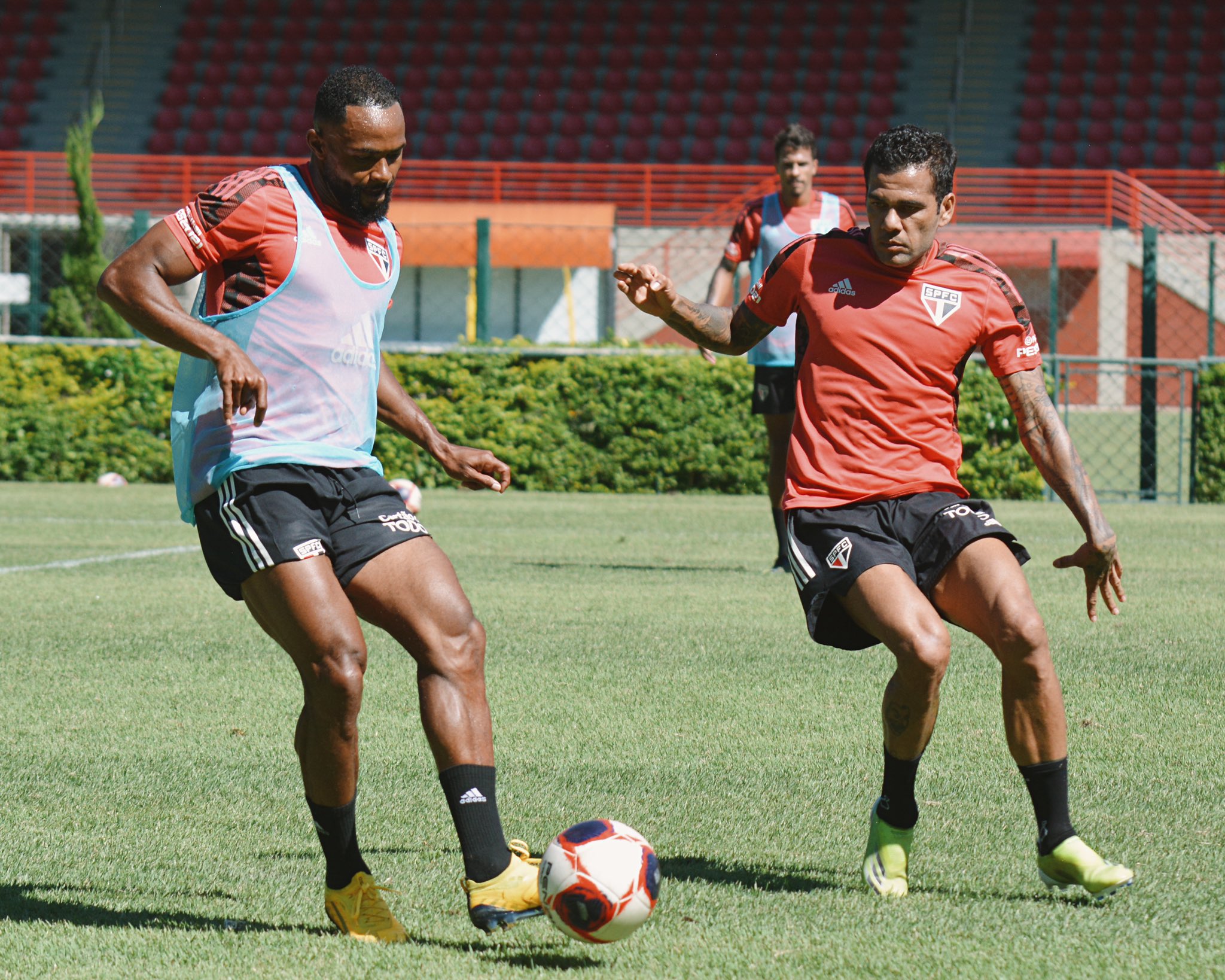 Hernanes volta a correr no campo e São Paulo treina finalizações e bola parada