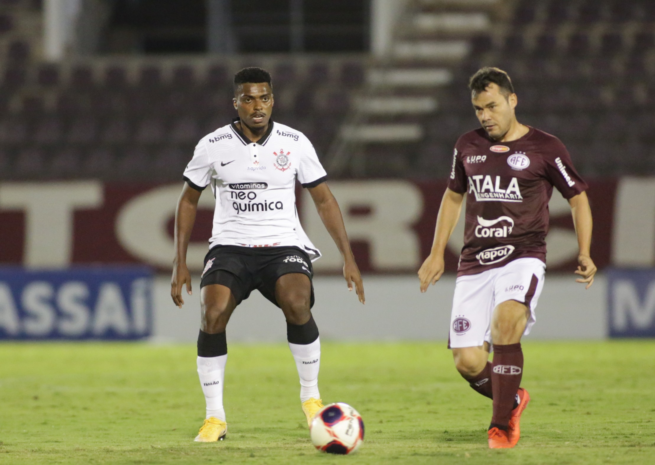 Jemerson disputando bola com Renato Cajá em jogo do Paulistão, organizado pela FPF