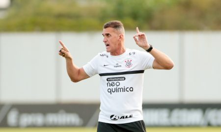 Mancini comandando treino do Corinthians
