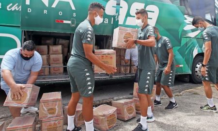 Com ajuda de atletas, Guarani entrega 500 cestas básicas em Campinas