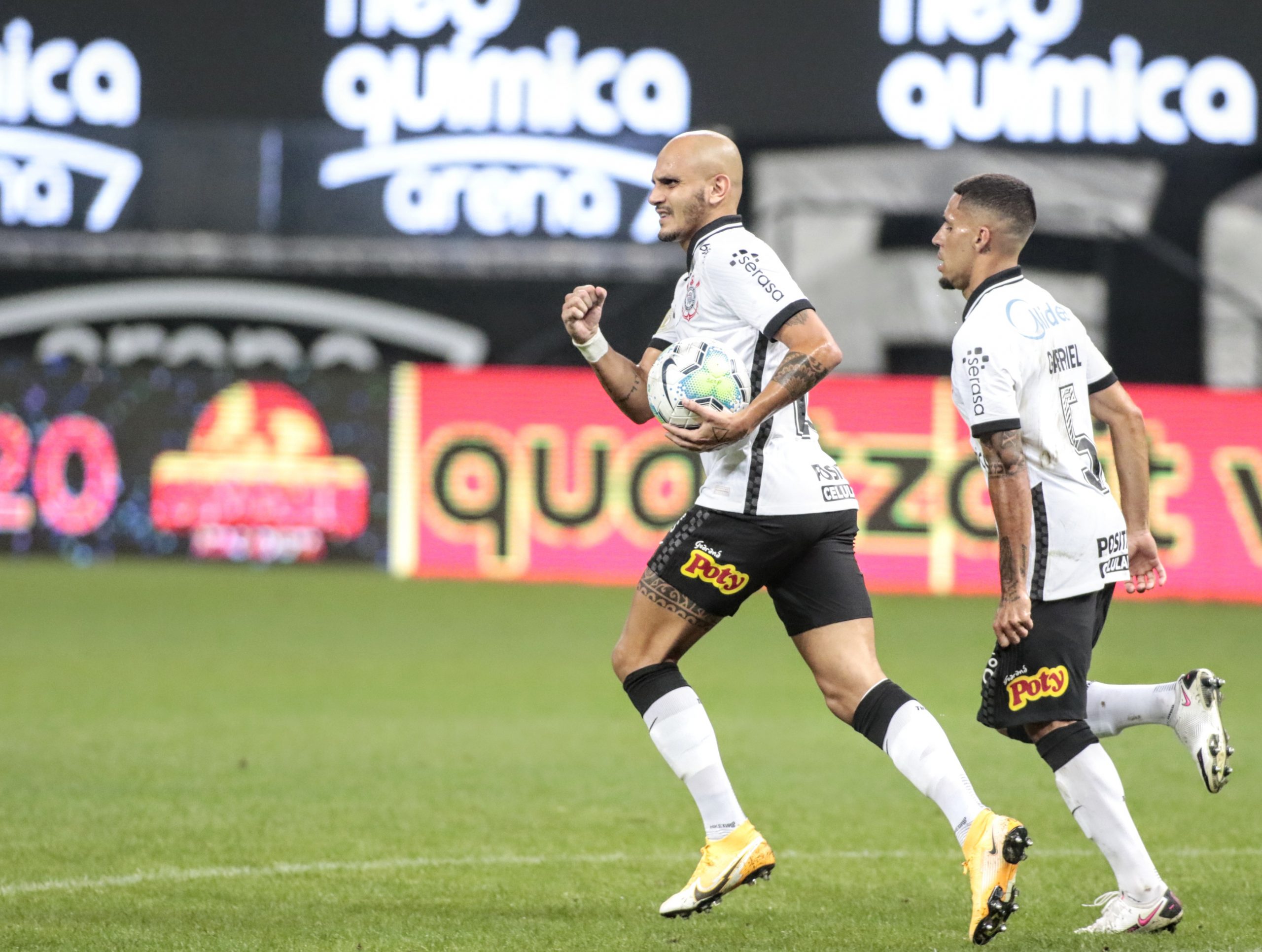 Fábio Santos se torna quarto lateral com mais gols no Corinthians