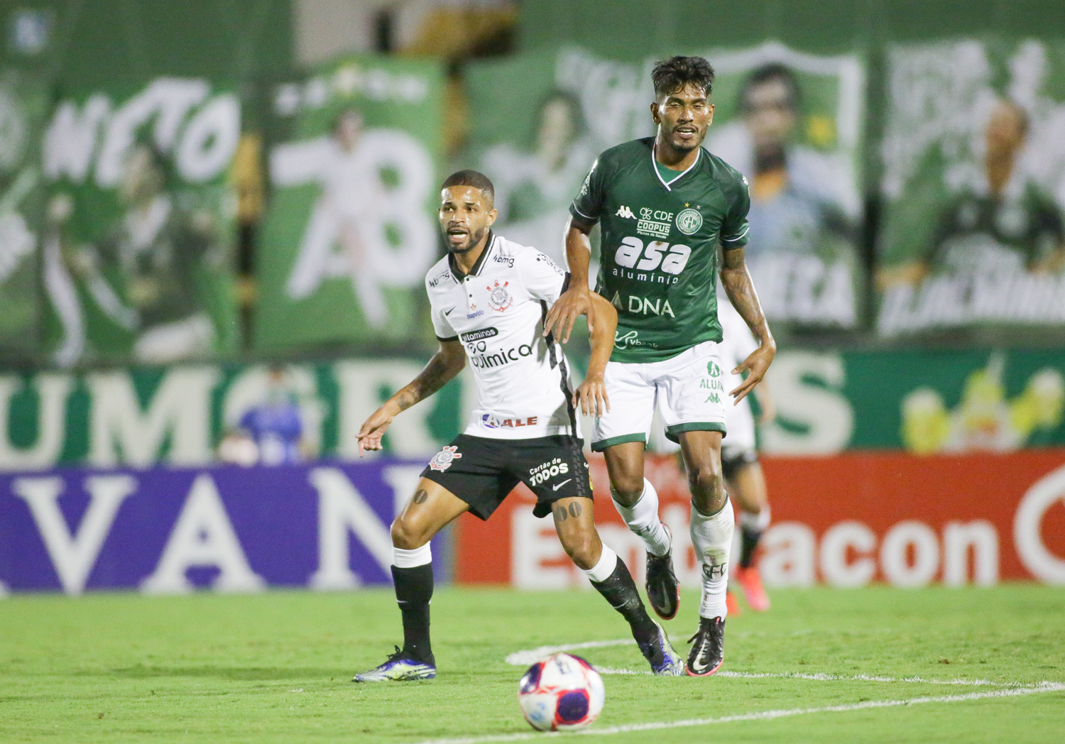 Vitinho renova com Corinthians
