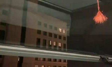 Torcida do Atlético-MG faz foguetório em frente ao hotel hospedado pelo América de Cali; veja vídeo