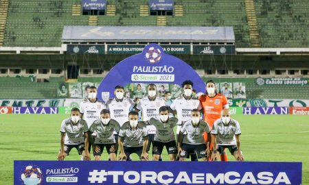 Time do Corinthians posa para foto antes de enfrentar o Guarani