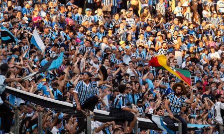 Torcida do Grêmio comemora no estádio Alfredo Jaconi