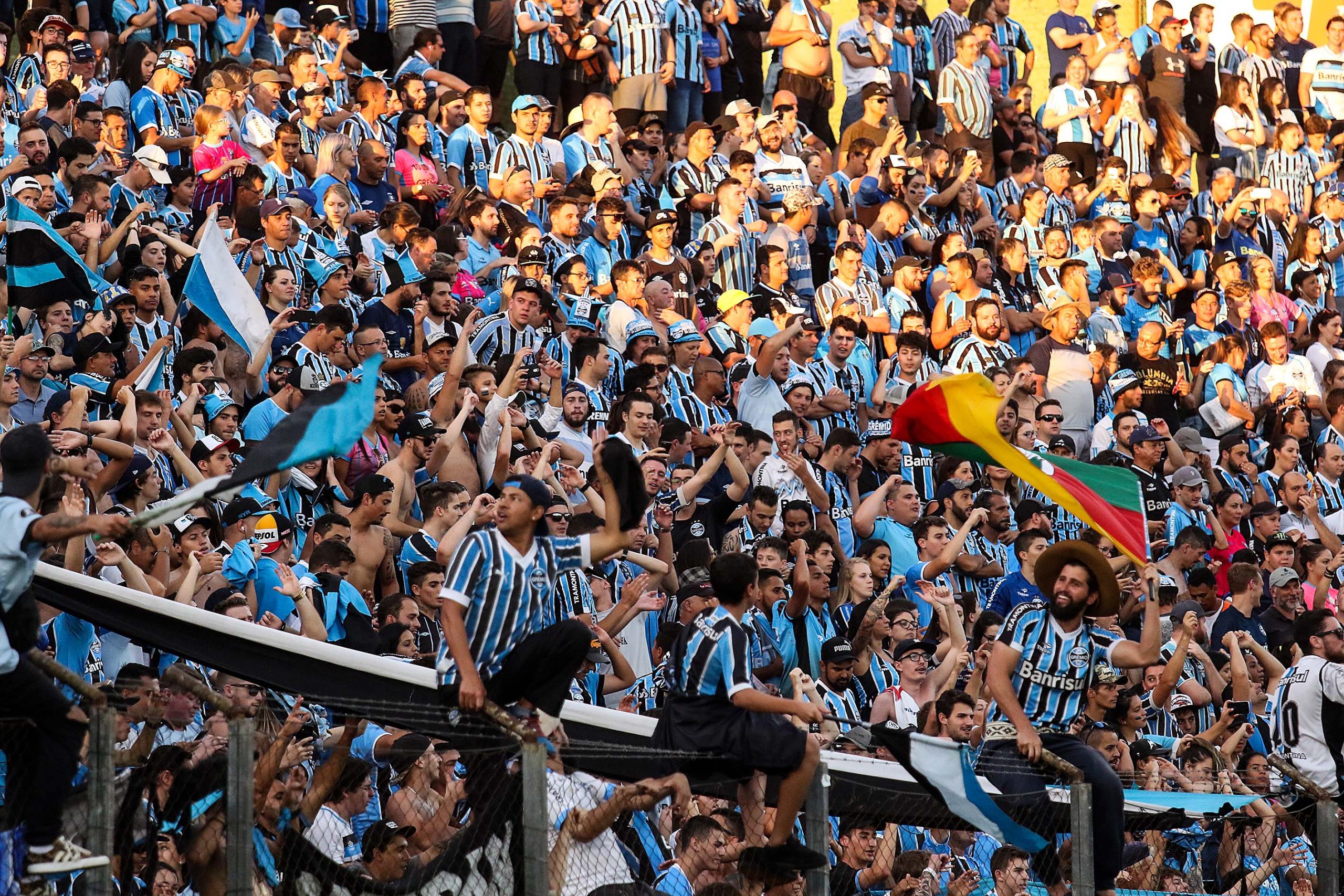 Torcida do Grêmio comemora no estádio Alfredo Jaconi