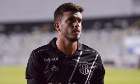 Léo, zagueiro da Ponte Preta, entra no radar do Santa Cruz para Série C