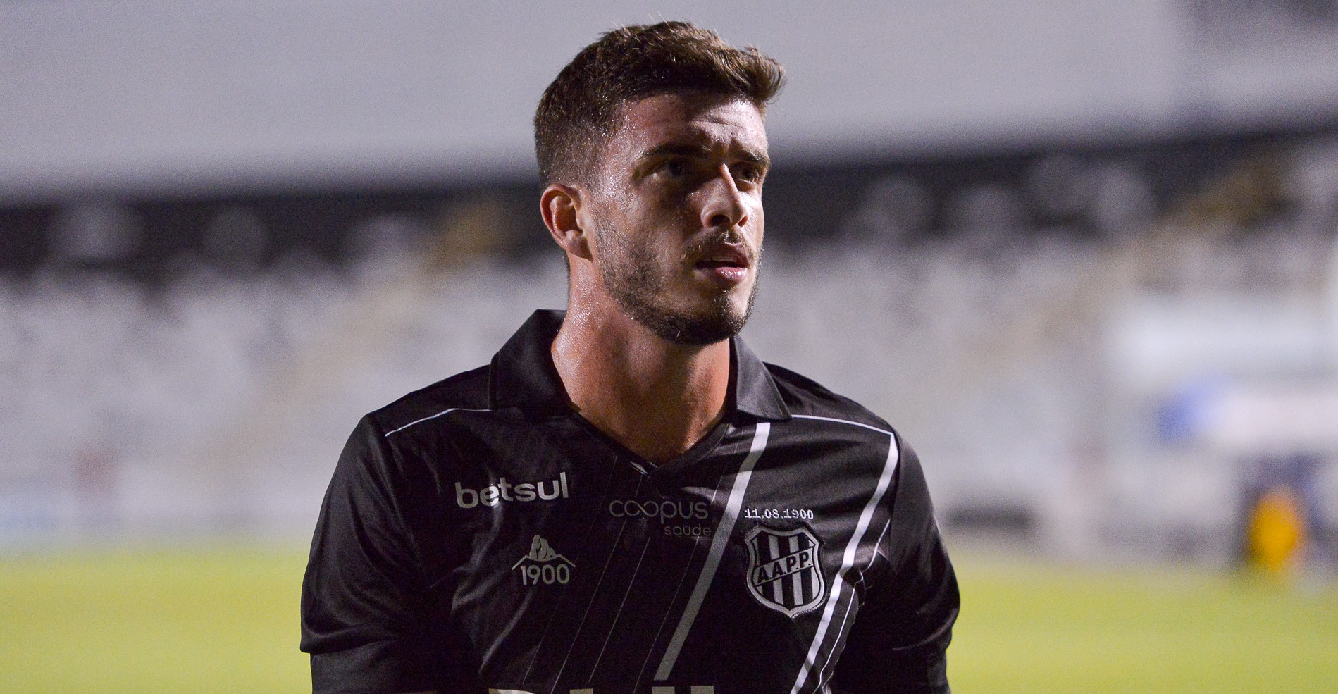 Léo, zagueiro da Ponte Preta, entra no radar do Santa Cruz para Série C