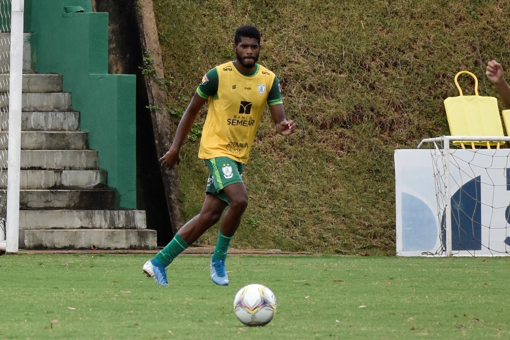 América-MG anuncia saída do volante Matheus Santos, de 20 anos