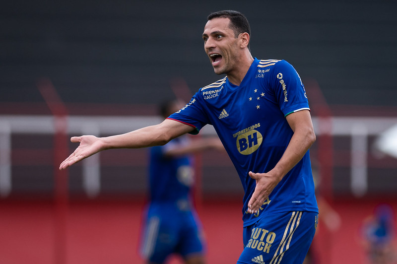 Romulo, meia do Cruzeiro, publica storie pedindo respeito ao goleiro Fábio: 'Um dos maiores goleiros da história'