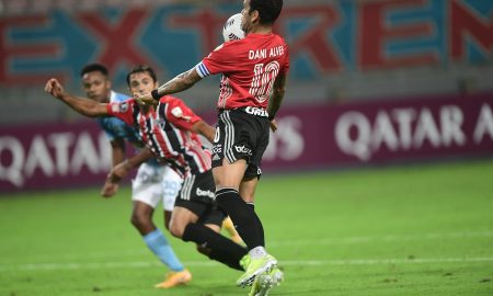 Daniel Alves com a camisa do São Paulo