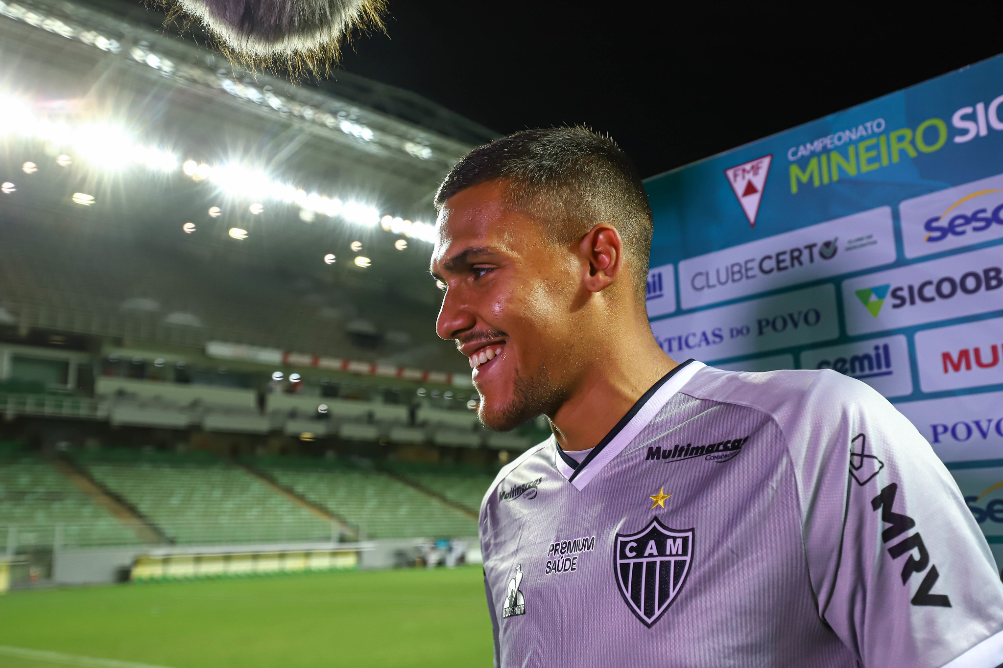 Matheus Mendes relembra começo de carreira como atacante e diz ser um goleiro completo: 'Não tem o que melhorar'
