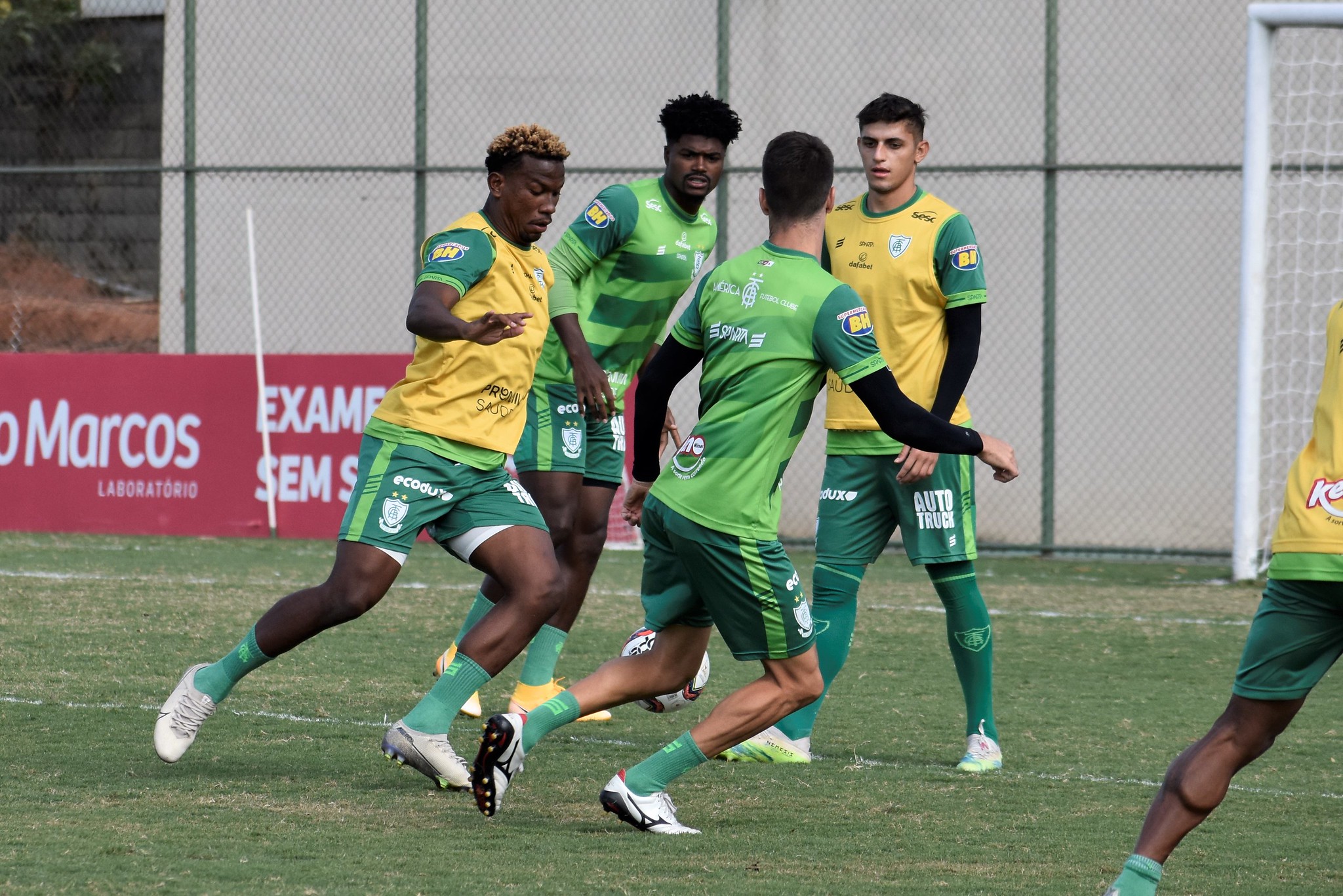 Com aperfeiçoamento de finalizações, América dá seguimento na preparação para semifinal do Mineiro